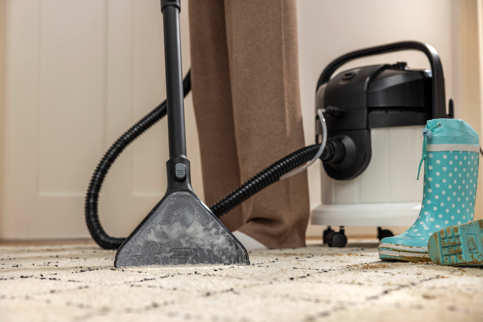 Spray extraction cleaner SE 4 Select Carpet Cleaner