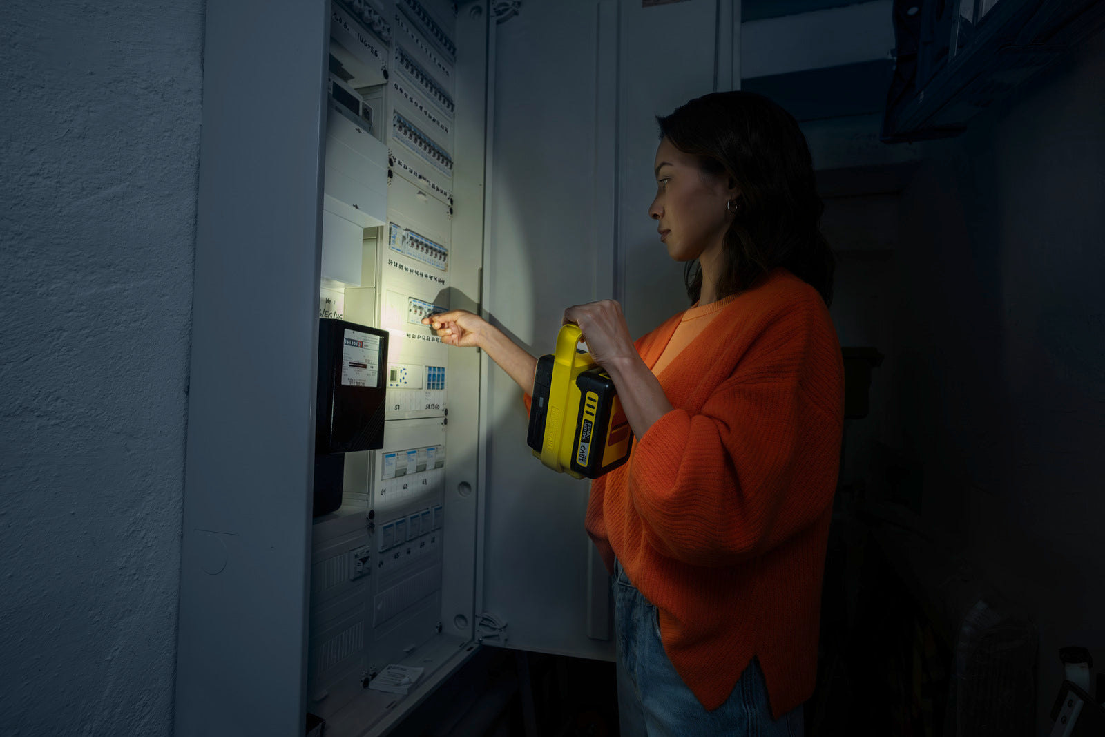 Battery-powered multifunction lamp MFL 2-18